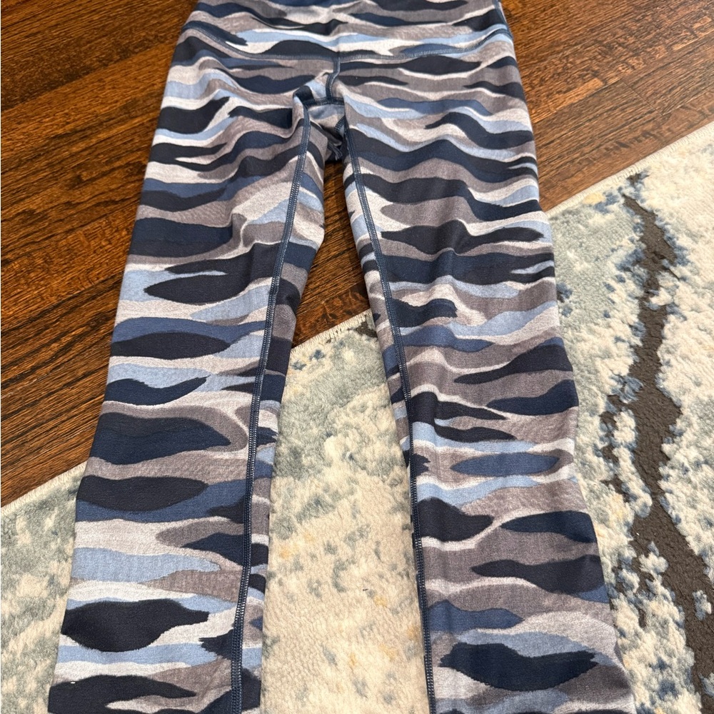 Lululemon wunder under crop III mini coast camo deep navy size 4 GUC